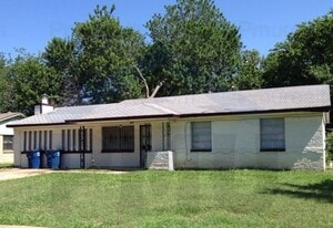 945 E Kirnwood Dr in Dallas, TX - Building Photo