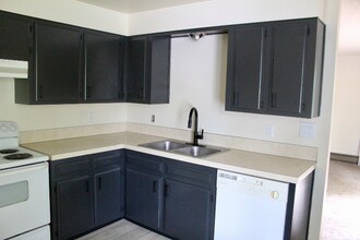 297 Main St W-Unit -Apt 4 in Monmouth, OR - Building Photo - Building Photo