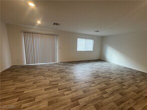 5943 Swift Lariat St in Las Vegas, NV - Foto de edificio - Building Photo