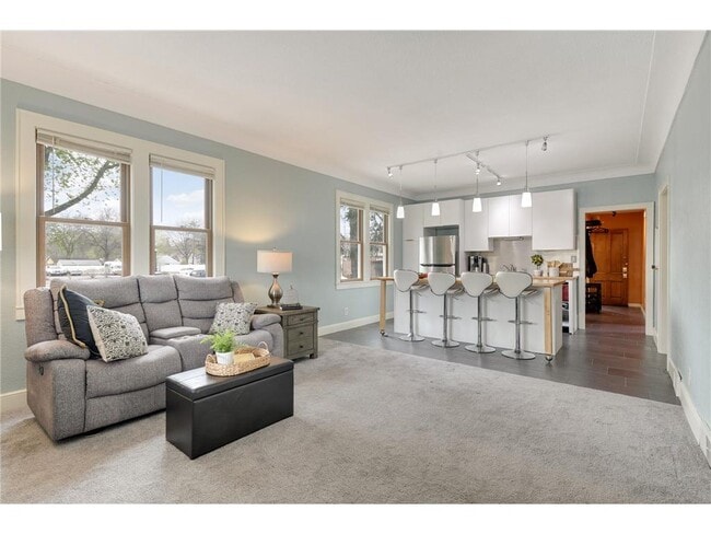 144 8th Ave S, Unit Main Floor in South St. Paul, MN - Foto de edificio - Building Photo