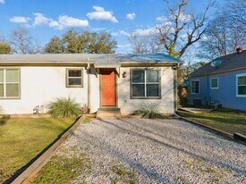 1018 Mead St in San Marcos, TX - Building Photo