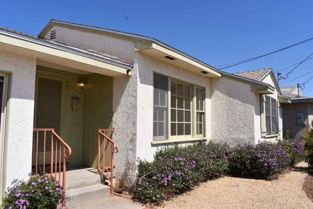6204 Loukelton Cir in San Diego, CA - Building Photo