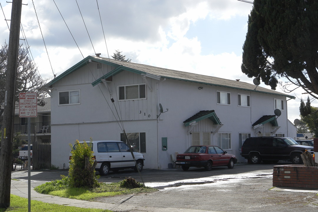 310 Dumont Ave in Hayward, CA - Foto de edificio