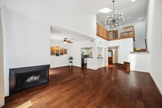 1902 Augusta Dr in Houston, TX - Building Photo - Building Photo