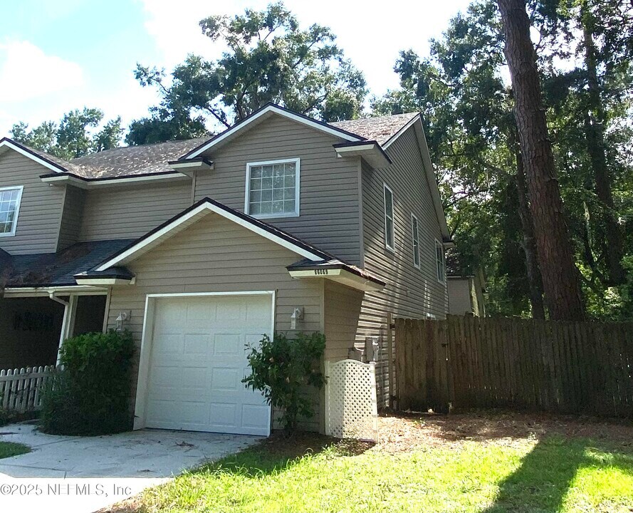 86069 Pineview Dr in Yulee, FL - Building Photo