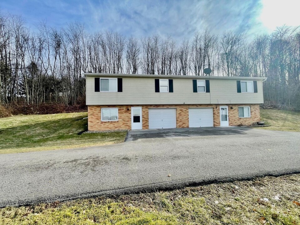 3272 Ridge Rd Ext in Freedom, PA - Foto de edificio