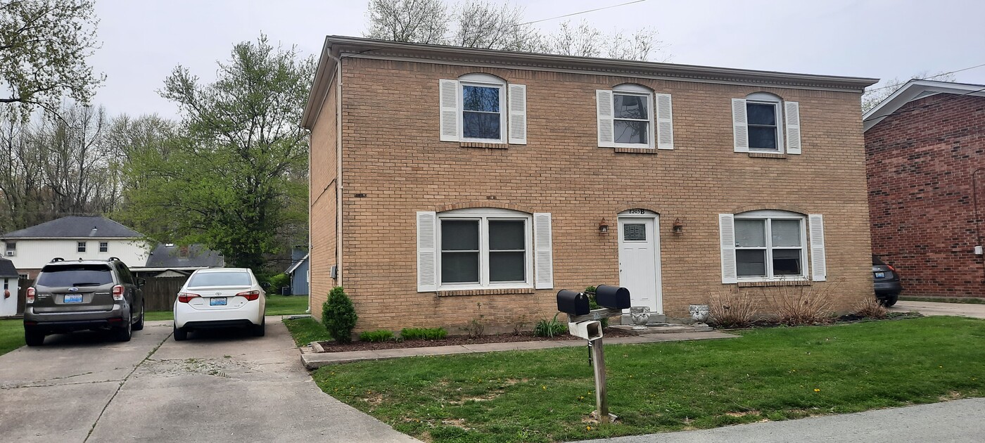 8205 Damascus Cir in Louisville, KY - Foto de edificio