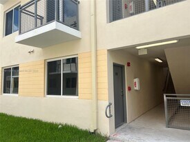 1010 SW 69th Ave in Miami, FL - Building Photo