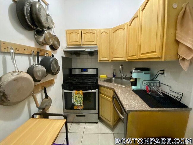 129 Cedar St in Boston, MA - Building Photo - Building Photo