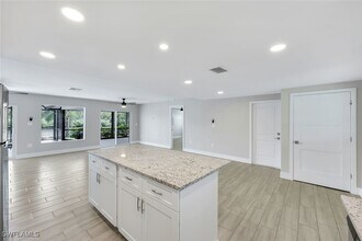 4950 Esplanade St in Bonita Springs, FL - Foto de edificio - Building Photo