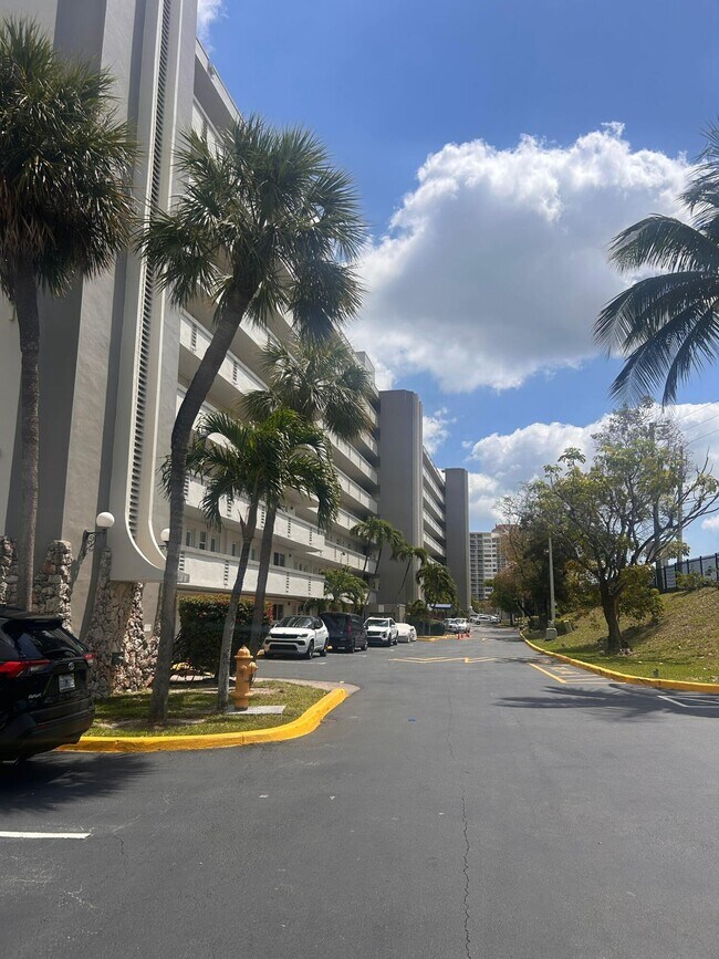 1175 NE Miami Gardens Dr in Miami, FL - Building Photo - Building Photo