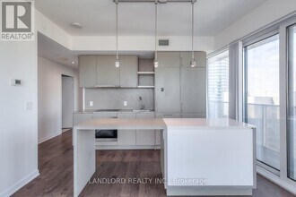 100 Harbour St in Toronto, ON - Building Photo - Building Photo