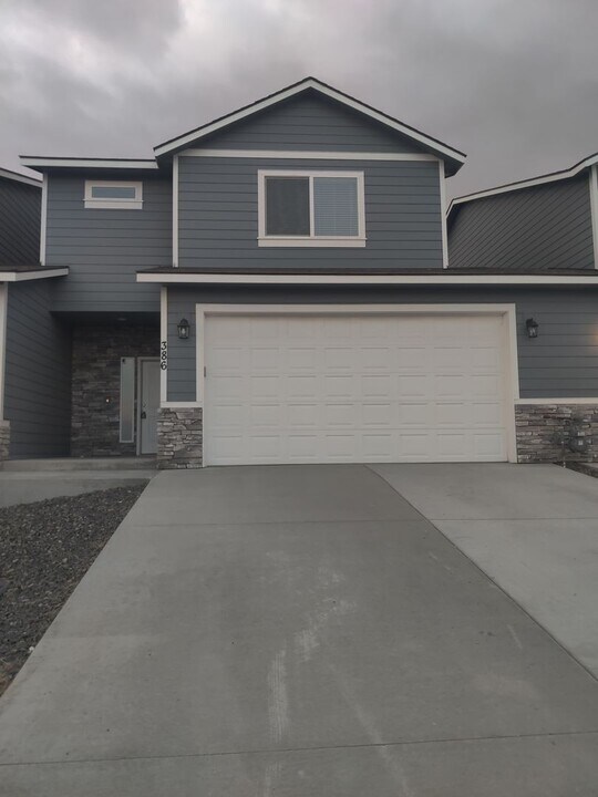 386 Bedrock Loop in West Richland, WA - Building Photo