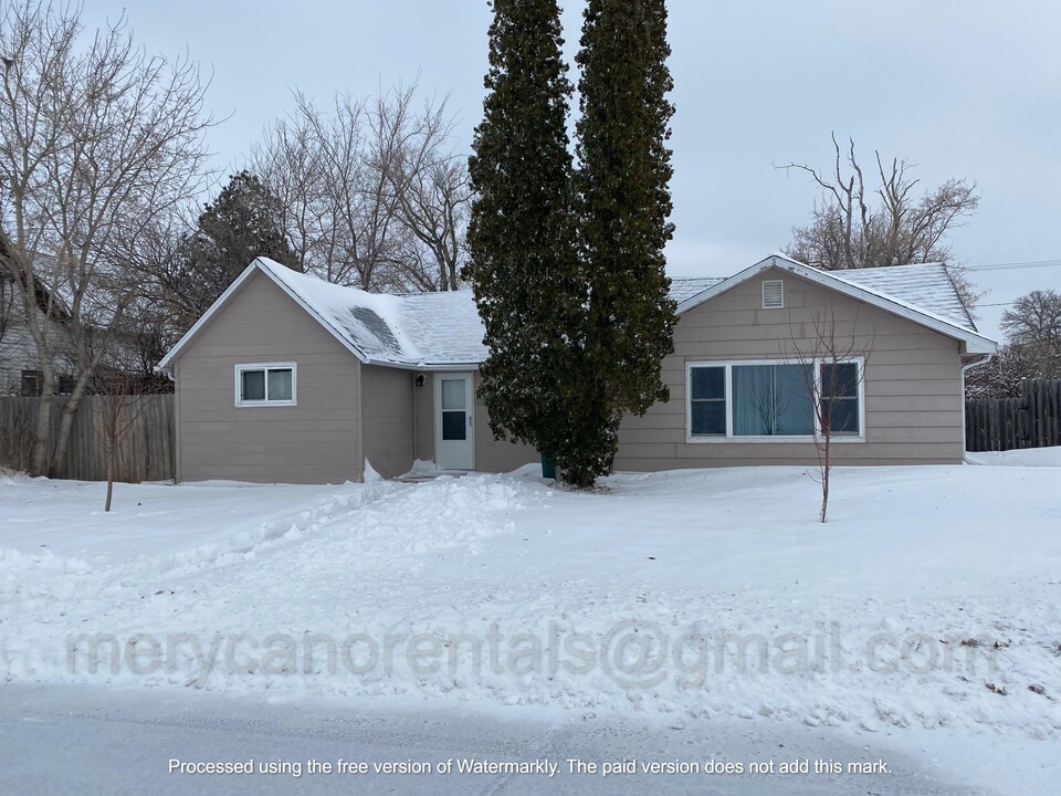 170 2nd St W in Westhope, ND - Foto de edificio