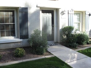 5738 S 21st Pl in Phoenix, AZ - Foto de edificio - Building Photo