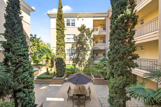 13075 Pacific Promenade in Los Angeles, CA - Foto de edificio - Building Photo