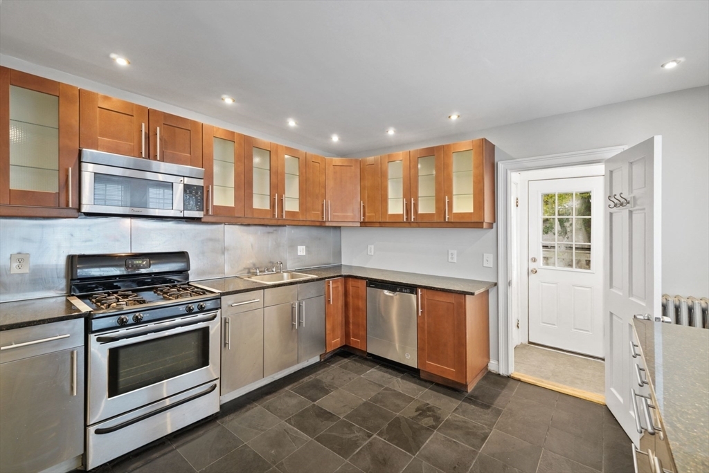 331 Cypress St, Unit 1 in Brookline, MA - Building Photo