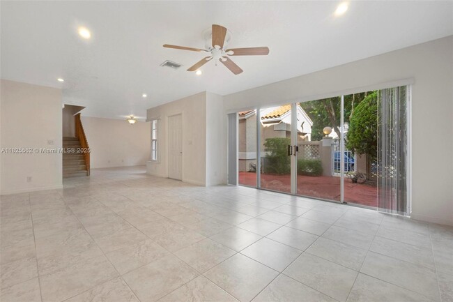 11066 Longboat Dr in Hollywood, FL - Building Photo - Building Photo