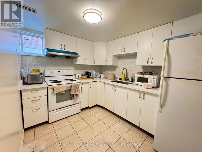 50 Guild Hall Dr in Toronto, ON - Building Photo - Building Photo