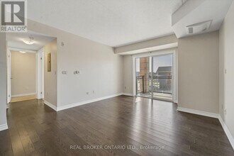 155-155 Commonwealth St in Kitchener, ON - Building Photo - Building Photo