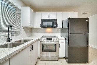 1200 NW 102nd St in Miami, FL - Building Photo - Building Photo