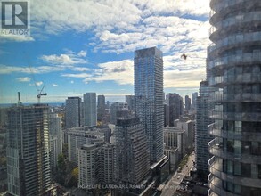 8 Wellesley St W in Toronto, ON - Building Photo - Building Photo