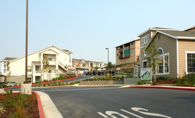 Avian Glen Apartments in Vallejo, CA - Foto de edificio - Building Photo