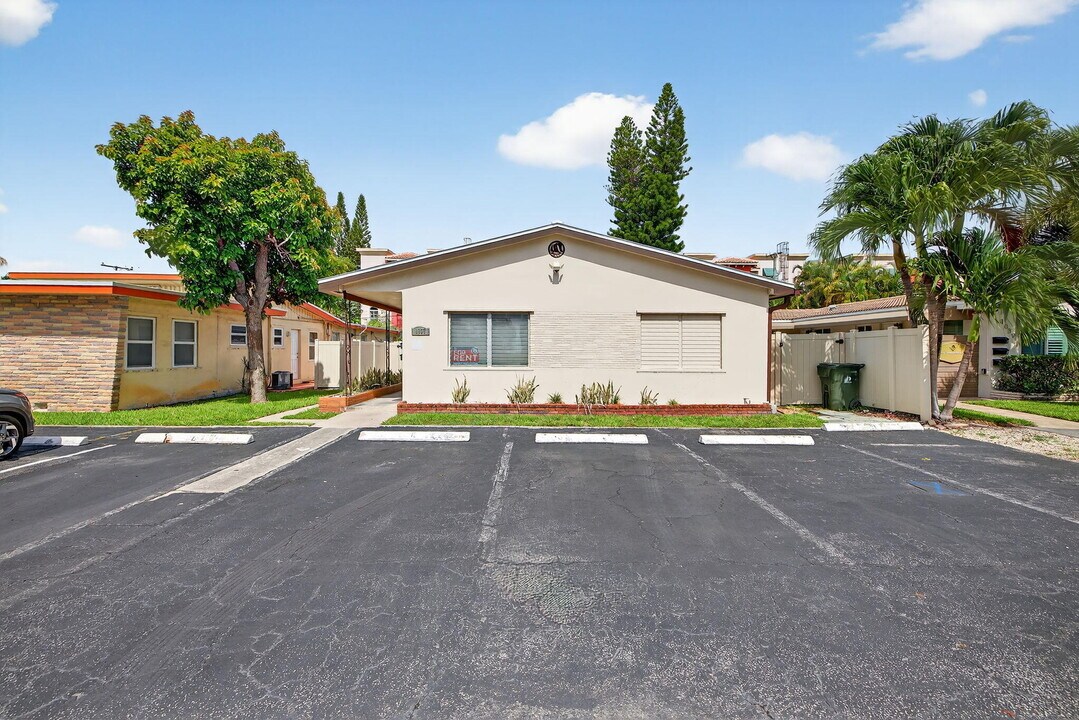 1037 N Victoria Park Rd in Fort Lauderdale, FL - Building Photo