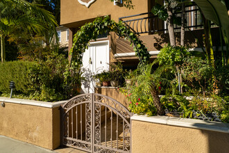 Marvella Terraces West in Los Angeles, CA - Building Photo - Building Photo