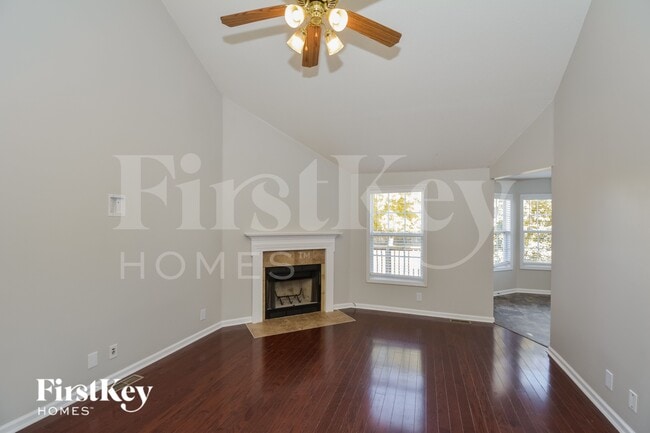 3890 MacKenzie Dr in Clarksville, TN - Foto de edificio - Building Photo