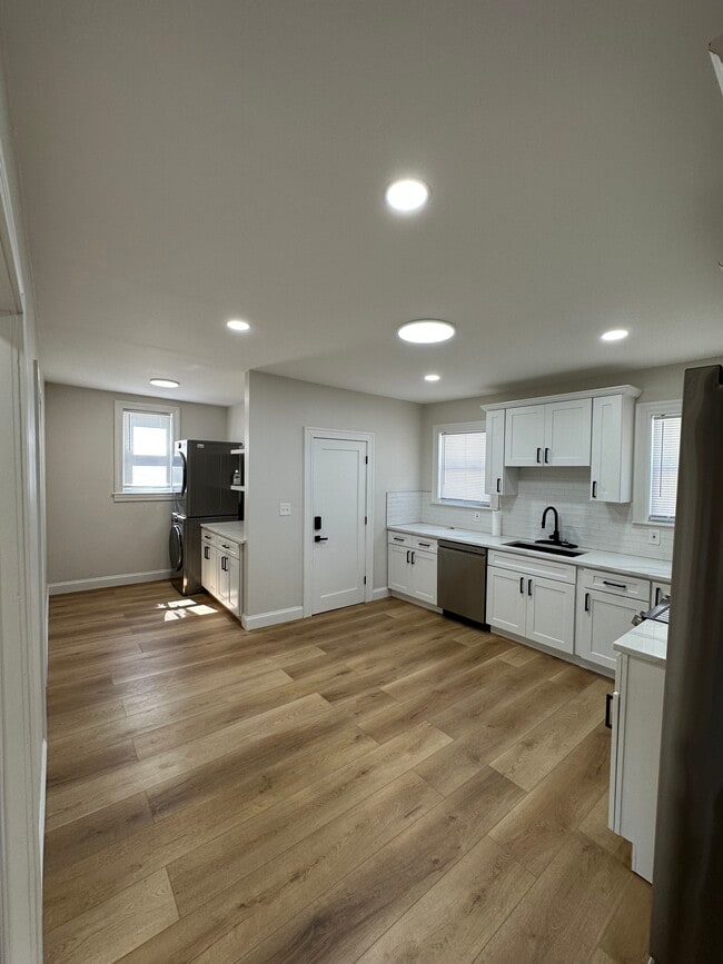 42 Ring St