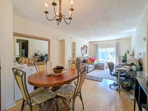 998 Massachusetts Ave, Unit 3 in Arlington, MA - Foto de edificio - Building Photo