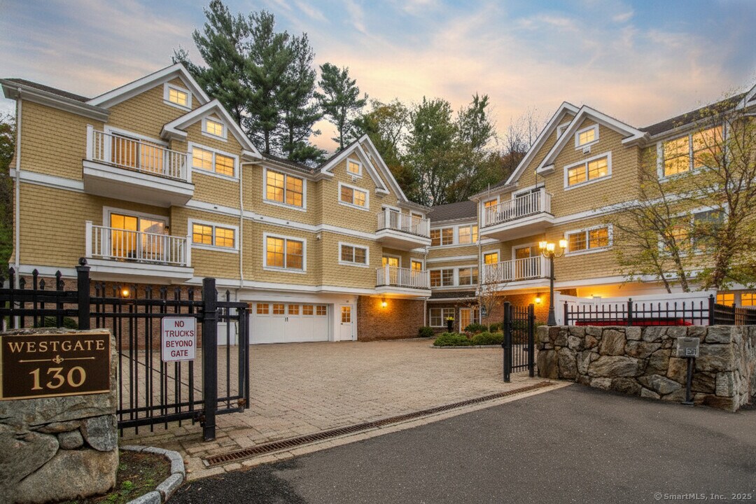 130 Post Rd W in Westport, CT - Building Photo