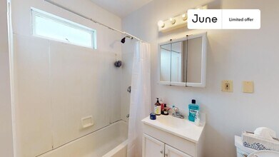 42 Orchard Rd, Unit 1 in Brookline, MA - Foto de edificio - Building Photo
