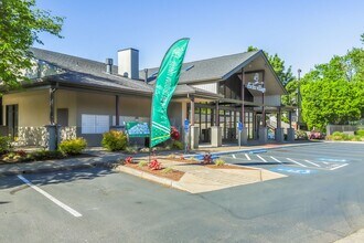 Ducks Village in Eugene, OR - Foto de edificio - Building Photo