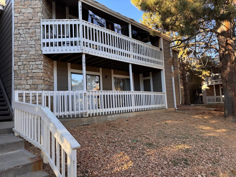 18003 E Ohio Ave in Aurora, CO - Building Photo