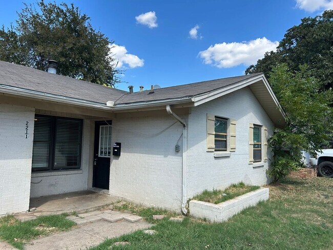 2211 Granada Dr in Irving, TX - Building Photo - Building Photo