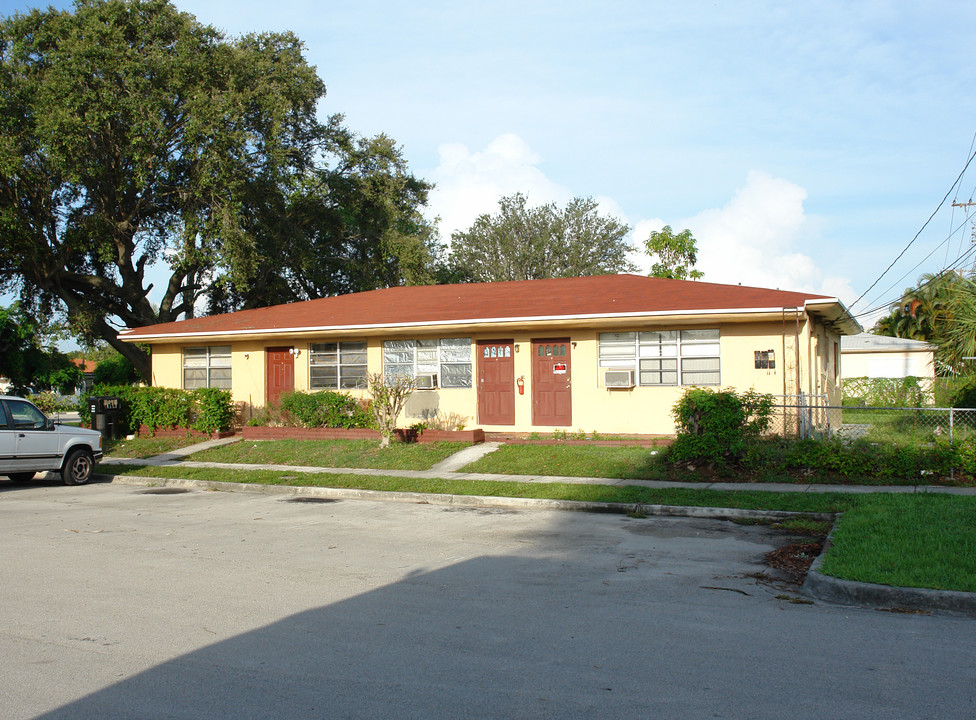 17200 NE 21st Ave in Miami, FL - Building Photo