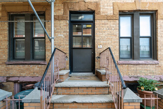 132 West St in Brooklyn, NY - Foto de edificio - Building Photo