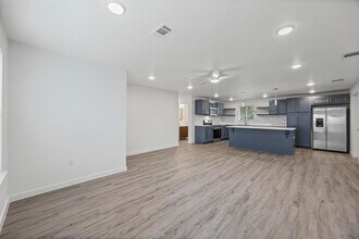 1100 Monte Vista Dr in Lockhart, TX - Building Photo - Building Photo