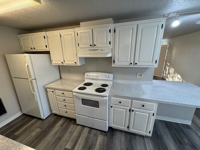 property at 2624-2624 E 6th St