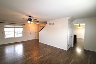 221 Pecan Bluffs Dr in Wentzville, MO - Building Photo - Building Photo