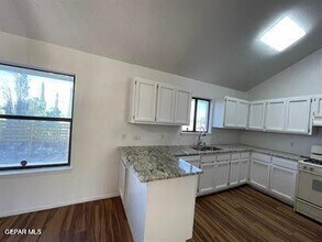 567 Kieffer Ln in El Paso, TX - Building Photo - Building Photo