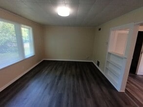 2265 Delton Ct in Westland, MI - Foto de edificio - Building Photo