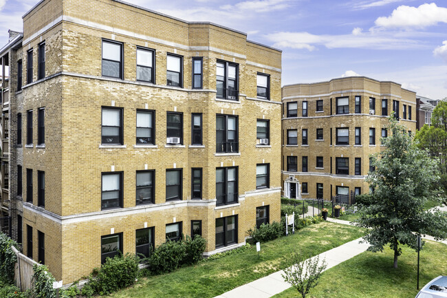 Renovated Units Blocks From The Lake