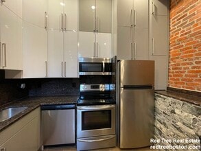 1028a Commonwealth Ave, Unit 103 in Boston, MA - Foto de edificio - Building Photo