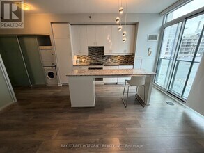 426 University Ave in Toronto, ON - Building Photo - Building Photo