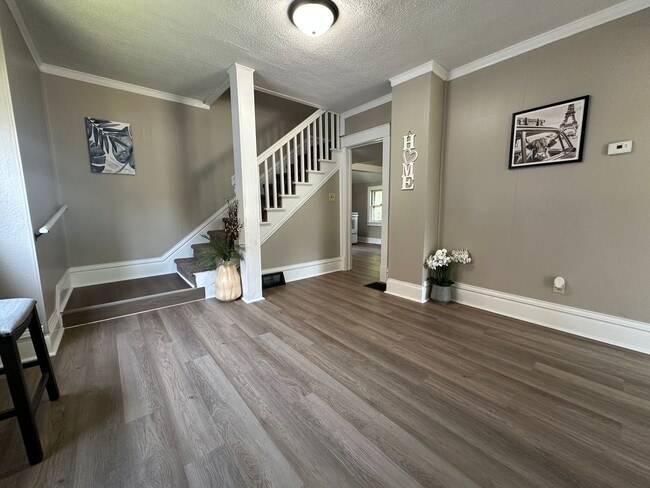 property at 626 W 6th St
