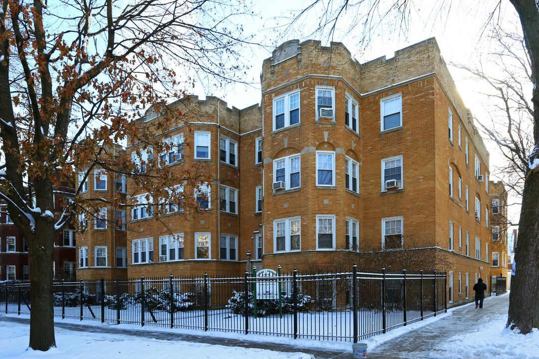 Chase-Paulina Apartments in Chicago, IL - Building Photo