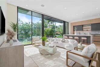 536 W 51st St in Miami Beach, FL - Building Photo - Building Photo